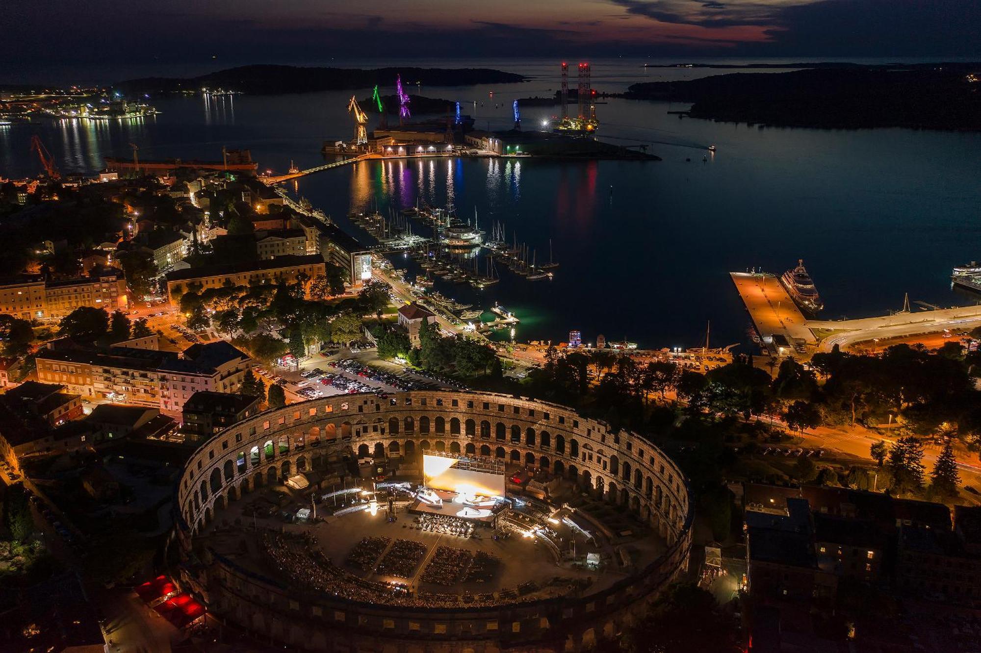 Arta Apartment City Center II - With Private Parking بولا المظهر الخارجي الصورة
