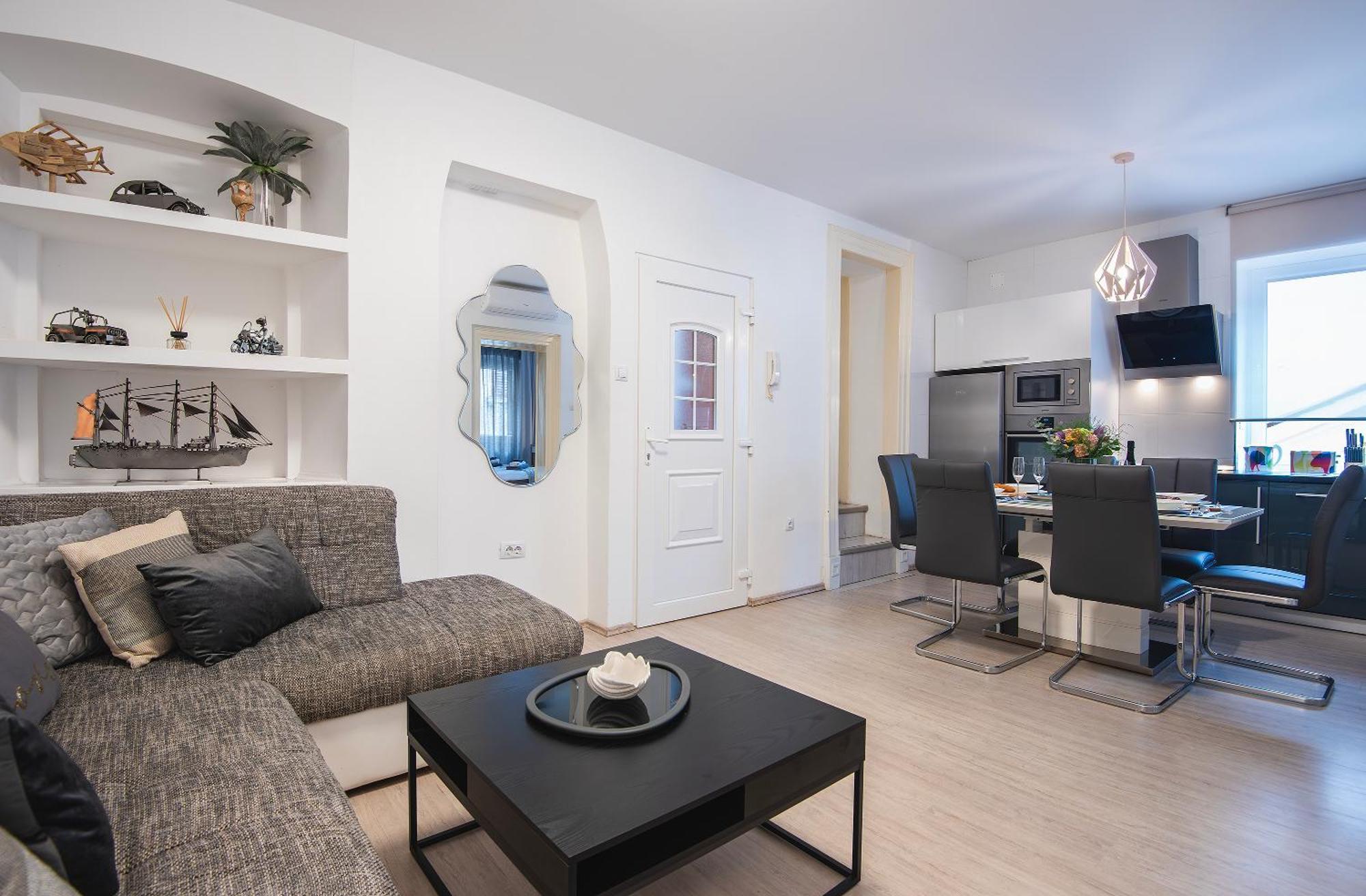 Arta Apartment City Center II - With Private Parking بولا المظهر الخارجي الصورة